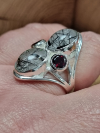 Prachtige echt zilveren ring met Rutiel quartz en Granaat. Maat 20