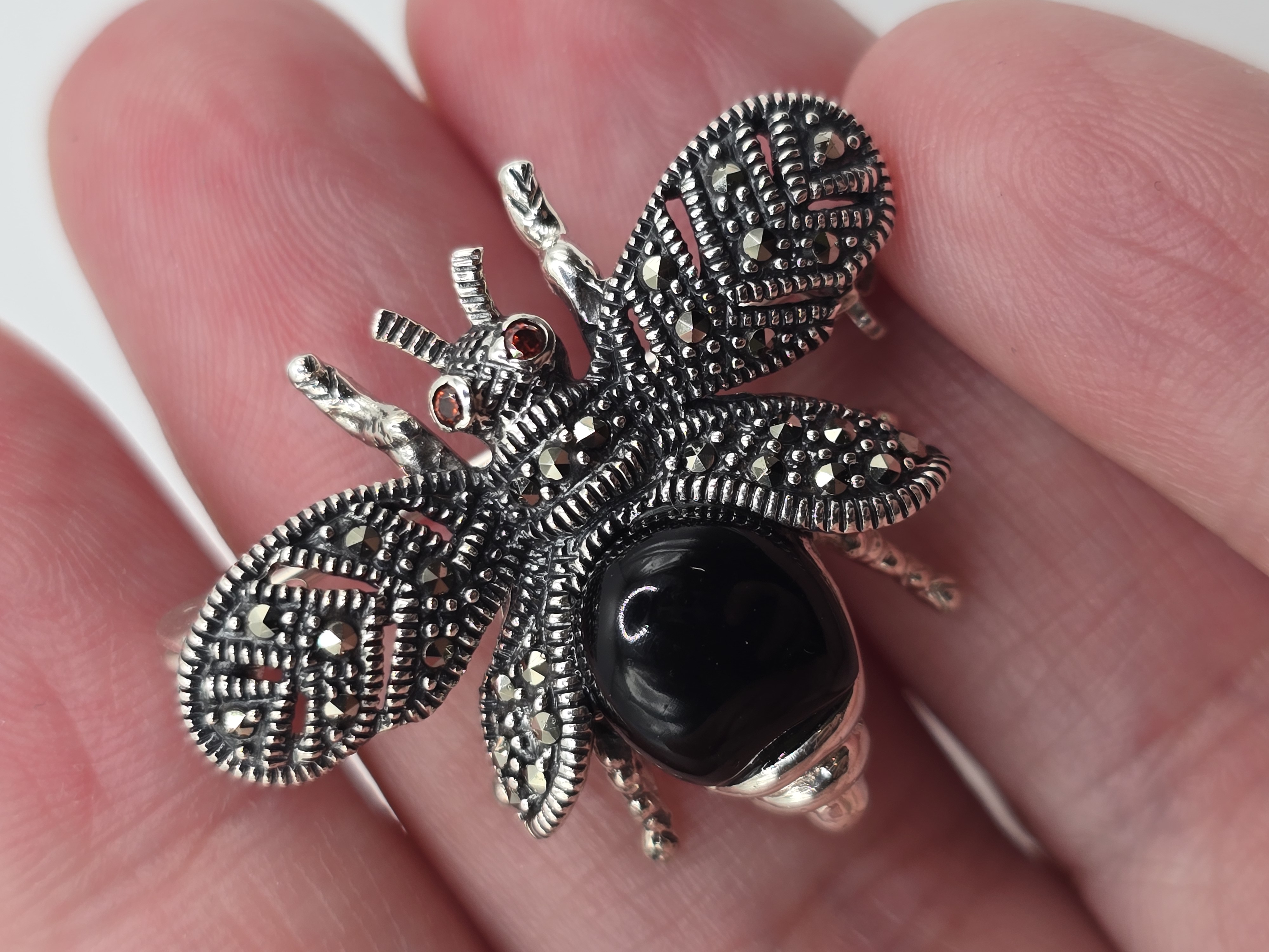 925 zilveren broche, met onyx en granaat