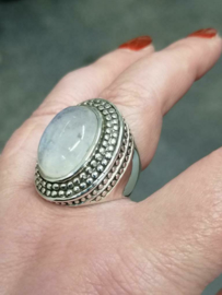 Echt zilveren zware ring met maansteen. Maat 20
