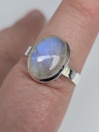 Prachtige echt zilveren ring met Maansteen. Maat 20