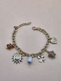 Armband met zon, hart, bloem, ster, natuursteentjes.