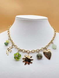 Collier met zon, bloem, olifant, hart, gegraveerde vogel, klaver