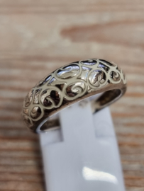 Echt zilveren dames ring, bewerkt, met beige emaille. Maat 17