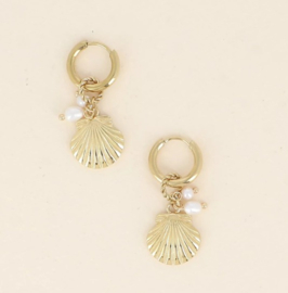 Creolen met bedeltjes schelp, zoetwaterparels