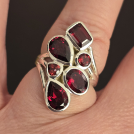 Echt zilveren ring met Granaat,  maat 18.5