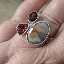 echt zilveren ring met granaat en kwarts, Maat 19.