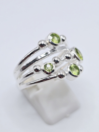 Echt zilveren ring met Peridoot, maat 20