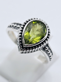 Prachtige echt zilveren ring met Peridoot. Maat 18