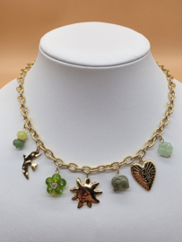 Collier met zon, bloem, olifant, hart, gegraveerde vogel, klaver