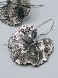 Echt zilveren hanger blad plus oorbellen.