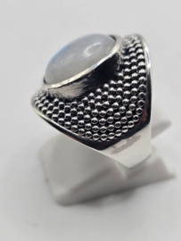 Prachtige echt zilveren ring met Maansteen. Maat 18