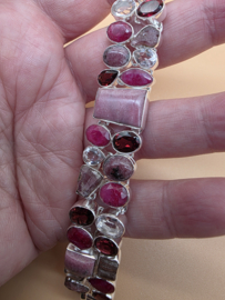 Bijzonder mooie statement armband met diverse edelstenen.