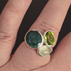 Echt zilveren  ring met saffier en Peridoot, maat 19