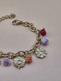 Armband met acetaat bloemige roos bedeltjes