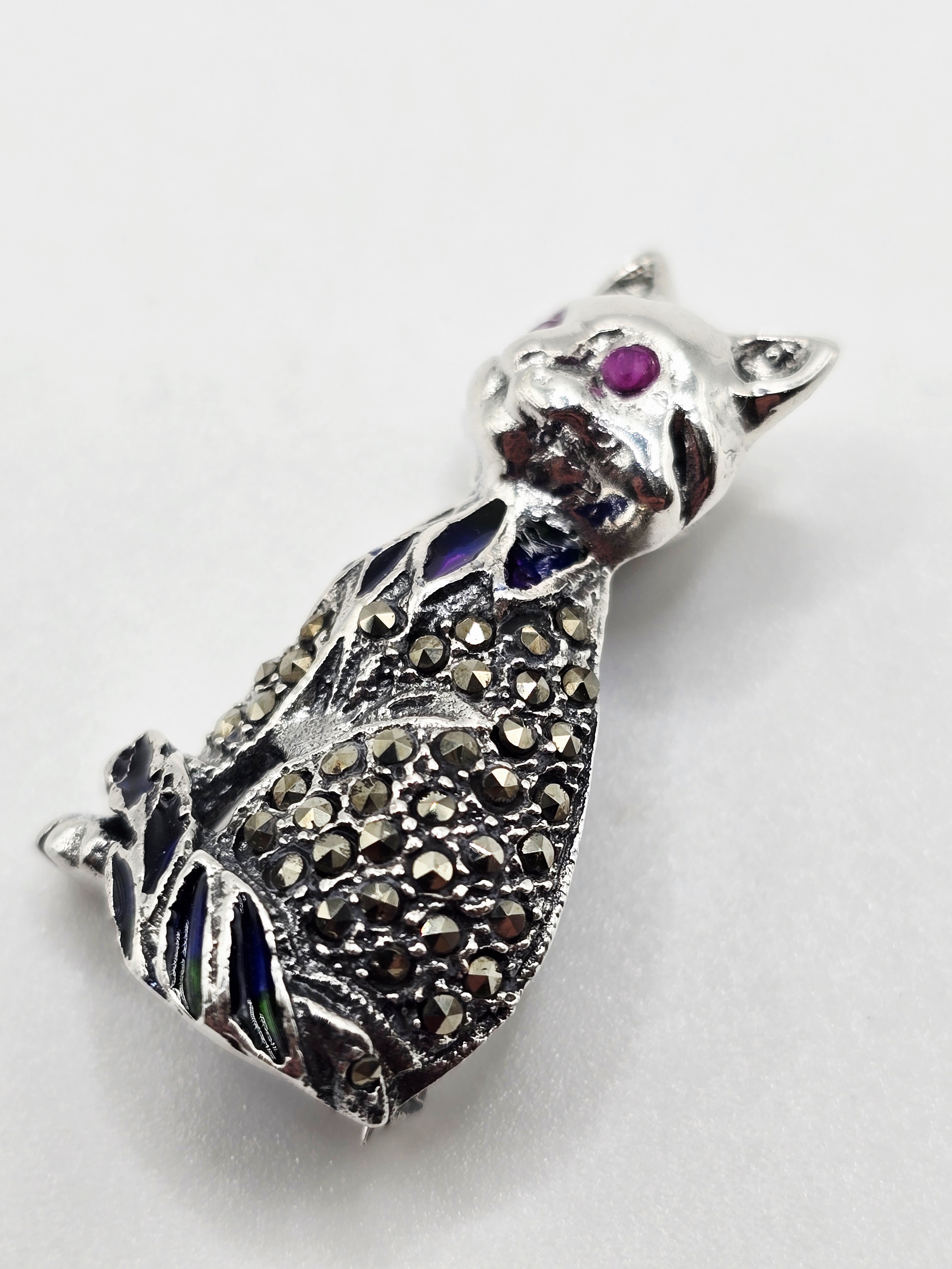 925 zilveren Broche poes met Robijn.