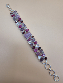 Bijzonder mooie statement armband met diverse edelstenen.