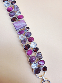 Bijzonder mooie statement armband met diverse edelstenen.