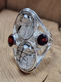 Prachtige echt zilveren ring met Rutiel quartz en Granaat. Maat 20