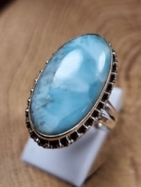 Prachtige echt zilveren ring met Larimar.   25x15 mm groot.  Maat 18.5.