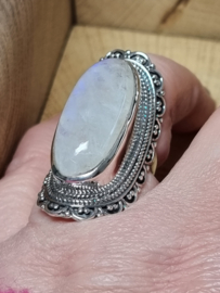 Prachtige echt zilveren ring met Maansteen. Maat 18.5