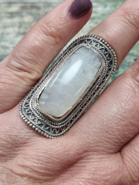 Prachtige echt zilveren ring met Maansteen. Maat 20