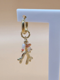 Creolen met bedeltjes in de vorm van koraal, krab, natuurlijke stenen en zoetwaterparel