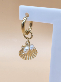 Creolen met bedeltjes schelp, zoetwaterparels