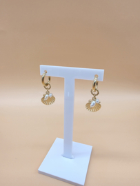 Creolen met bedeltjes schelp, zoetwaterparels