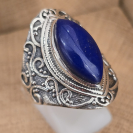 Prachtig bewerkte ring met Lapis Lazuli, maat 20