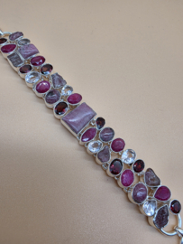 Bijzonder mooie statement armband met diverse edelstenen.