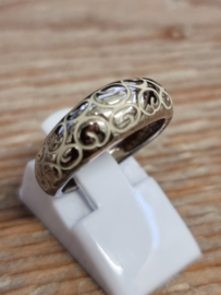 Echt zilveren dames ring, bewerkt, met beige emaille. Maat 17