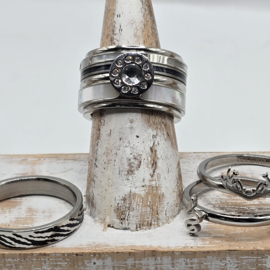 ixxxi ringen set compleet maat 17. 1 basis en 7 vulringen. 25-326