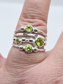 Echt zilveren ring met Peridoot, maat 20