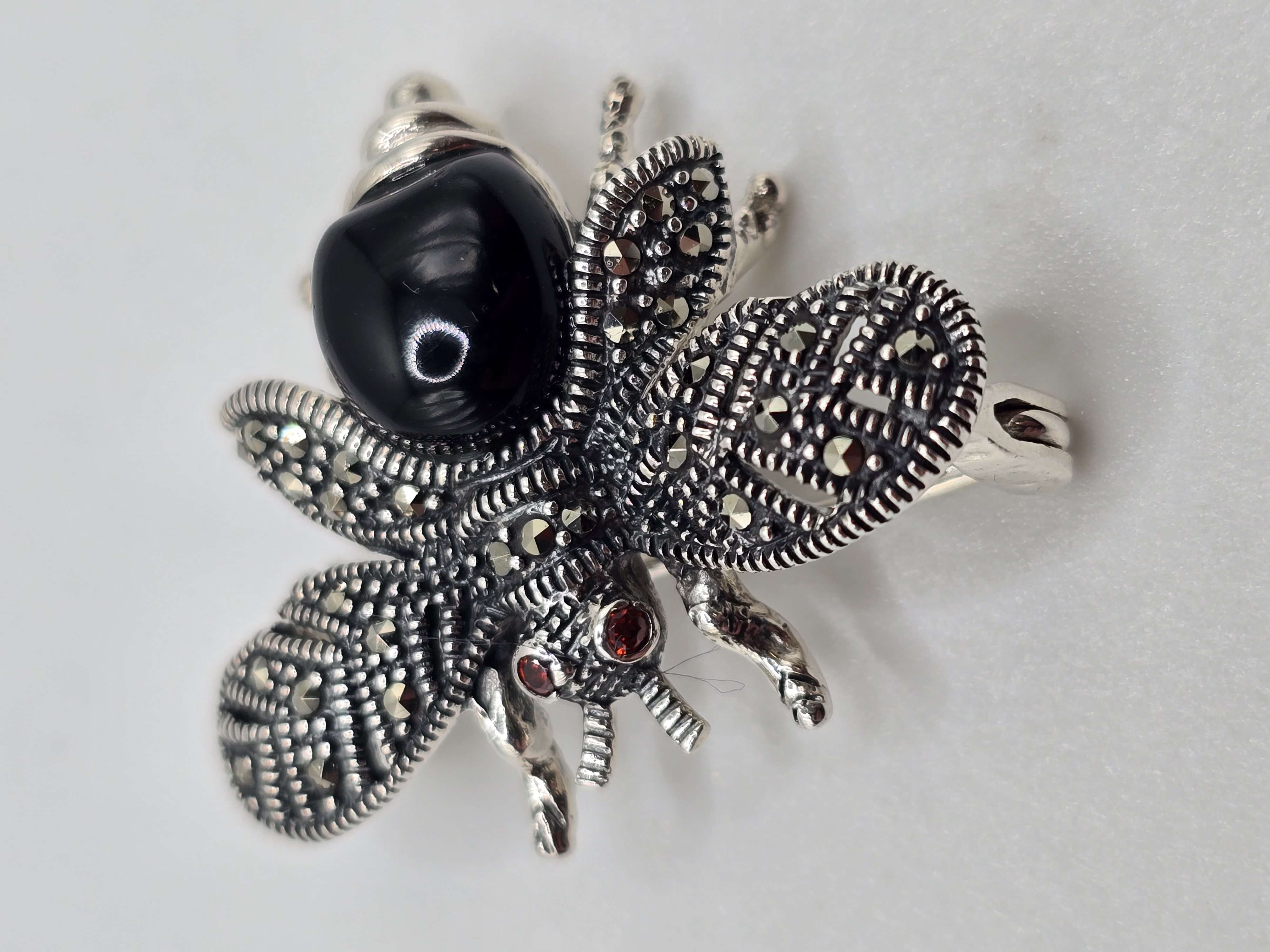 925 zilveren broche, met onyx en granaat