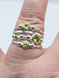 Echt zilveren ring met Peridoot, maat 20