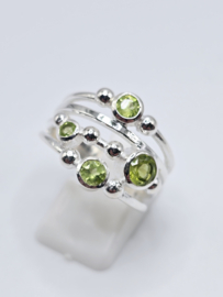 Echt zilveren ring met Peridoot, maat 20