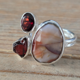 echt zilveren ring met granaat en kwarts, Maat 19.