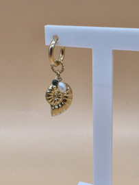 Creolen met bedeltjes schelpen, natuurlijke stenen en zoetwaterparels