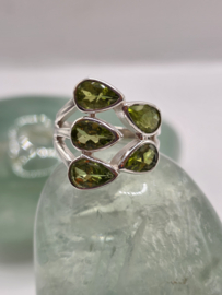 Prachtige echt zilveren ring met Peridoot. Maat 17