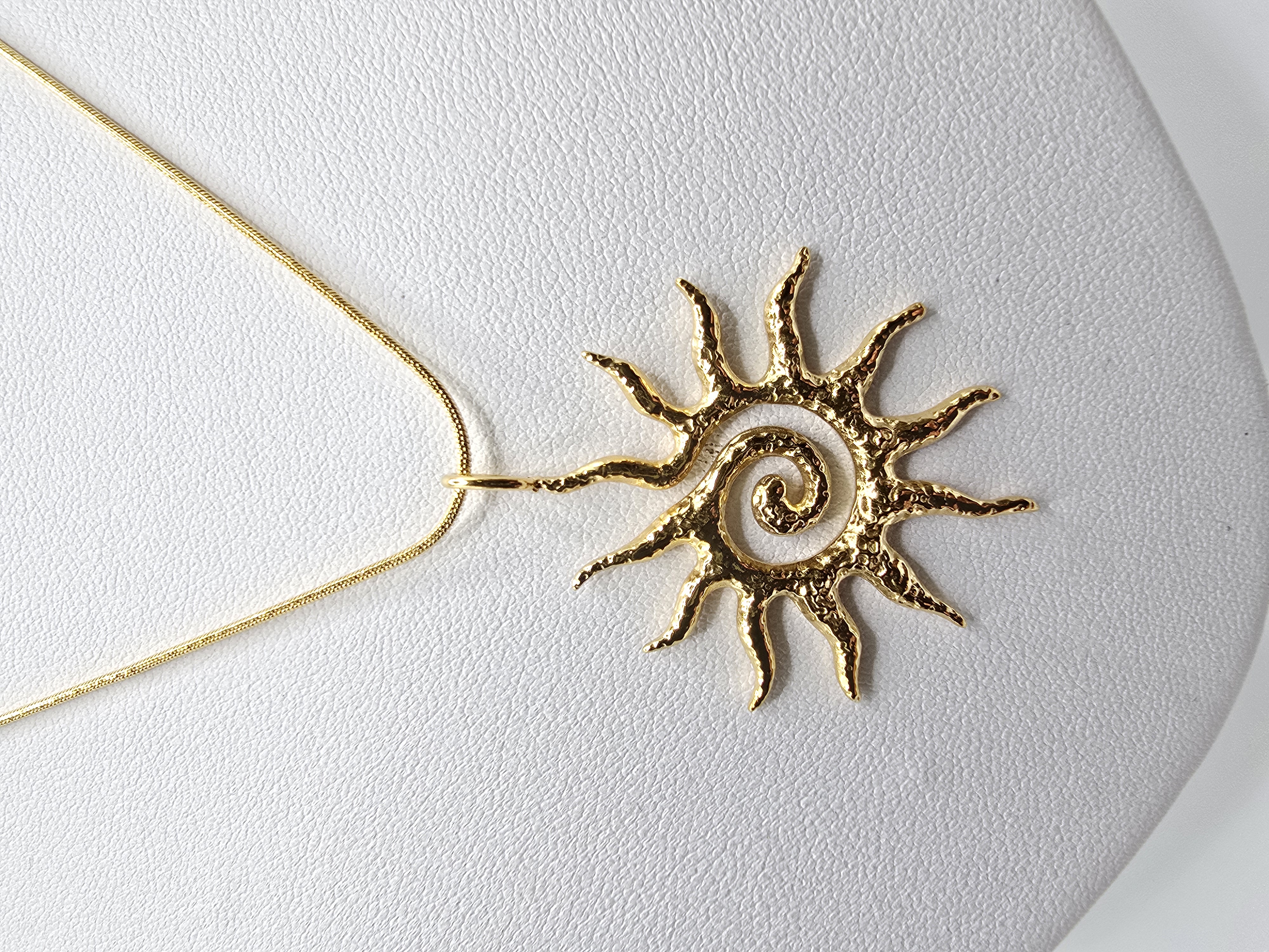 ixxxi Collier met hanger Sol Suave goud.