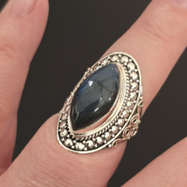 Schitterende echt zilveren ring met Labradoriet. Maat 18