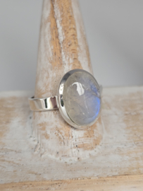 Prachtige echt zilveren ring met Maansteen. Maat 20