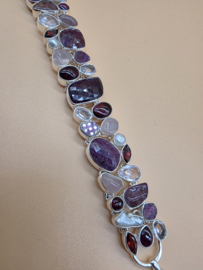 Bijzonder mooie statement armband met diverse edelstenen.