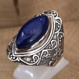Prachtig bewerkte ring met Lapis Lazuli, maat 20