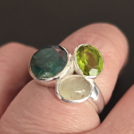 Echt zilveren  ring met saffier en Peridoot, maat 19