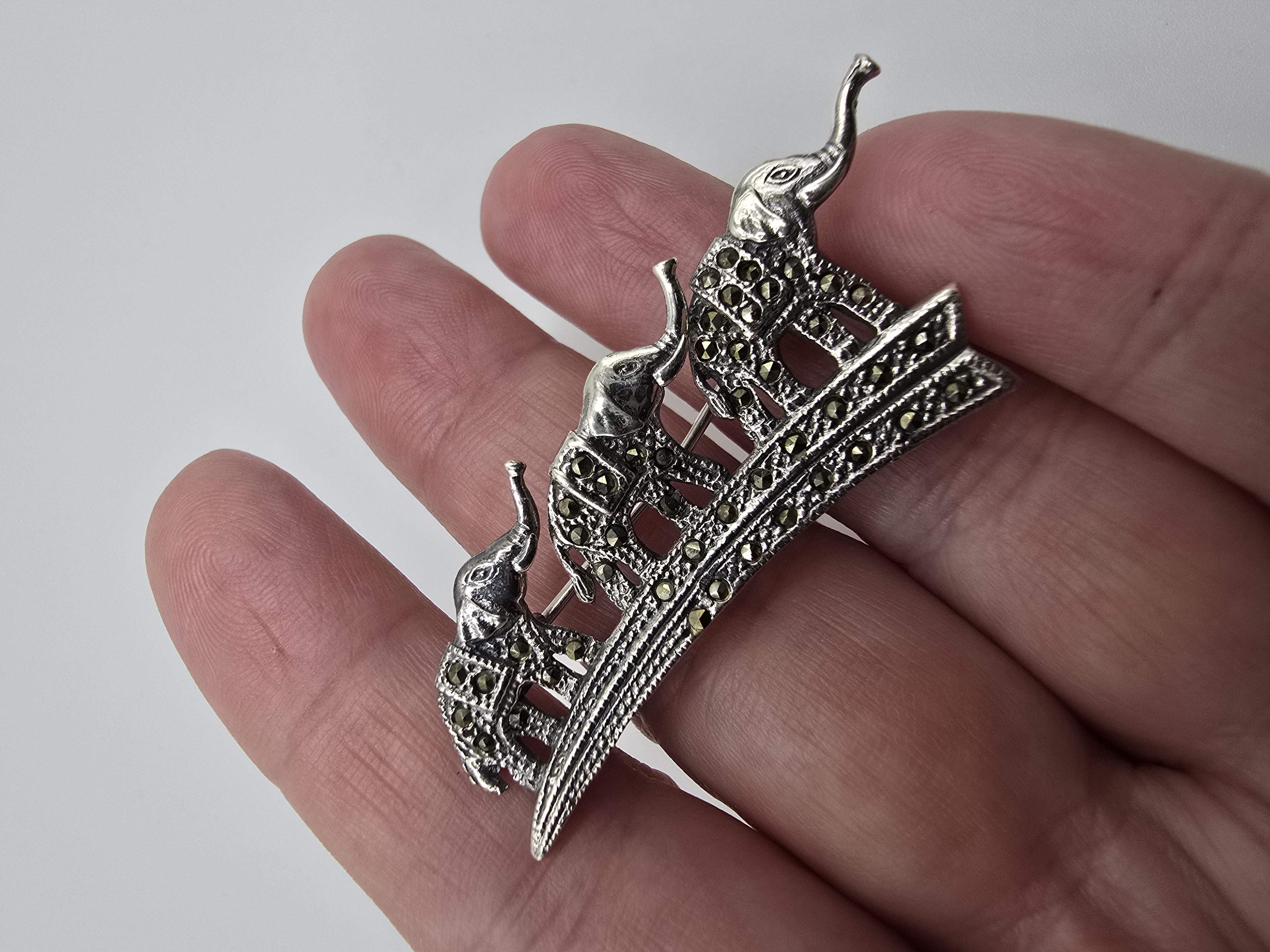 925 zilveren broche, olifanten met Marcasiet