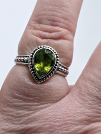 Prachtige echt zilveren ring met Peridoot. Maat 18