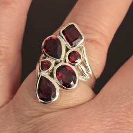 Echt zilveren ring met Granaat,  maat 18.5