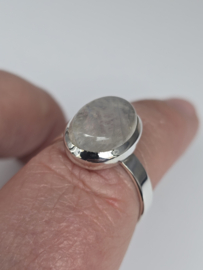 Prachtige echt zilveren ring met Maansteen. Maat 20