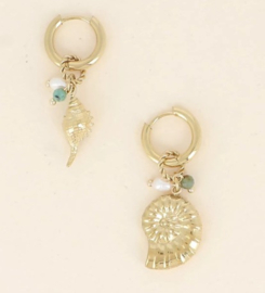 Creolen met bedeltjes schelpen, natuurlijke stenen en zoetwaterparels